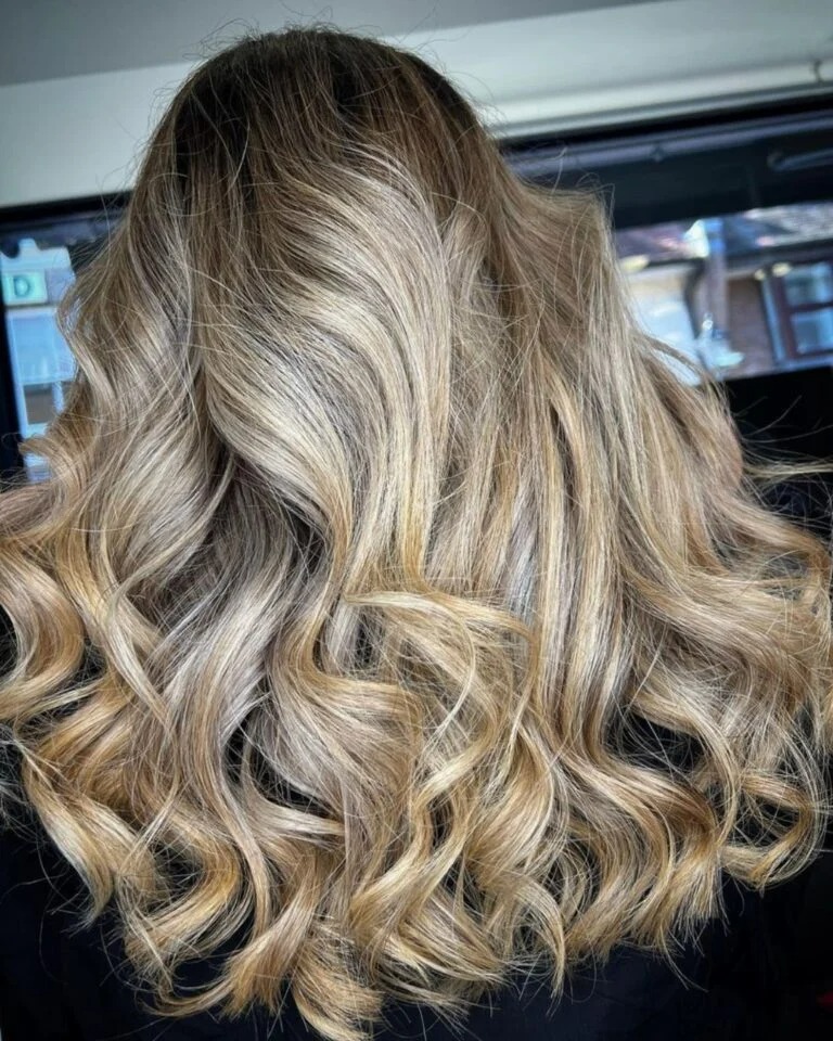 Sprunghafte Lockenfrisuren