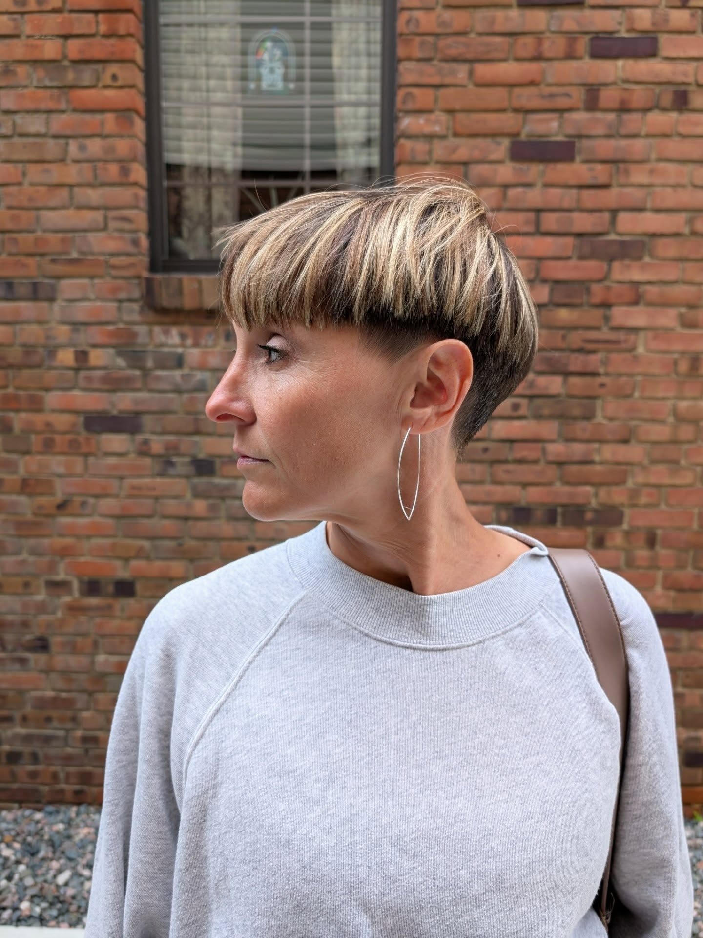 Kurze Haare einzigartiger asymmetrischer Topfschnitt mit dezenten Highlights