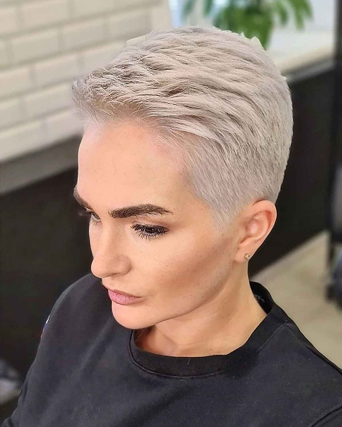 sehr kurze Frisuren mit abgerundeten Stufen an den Seiten ab 40
